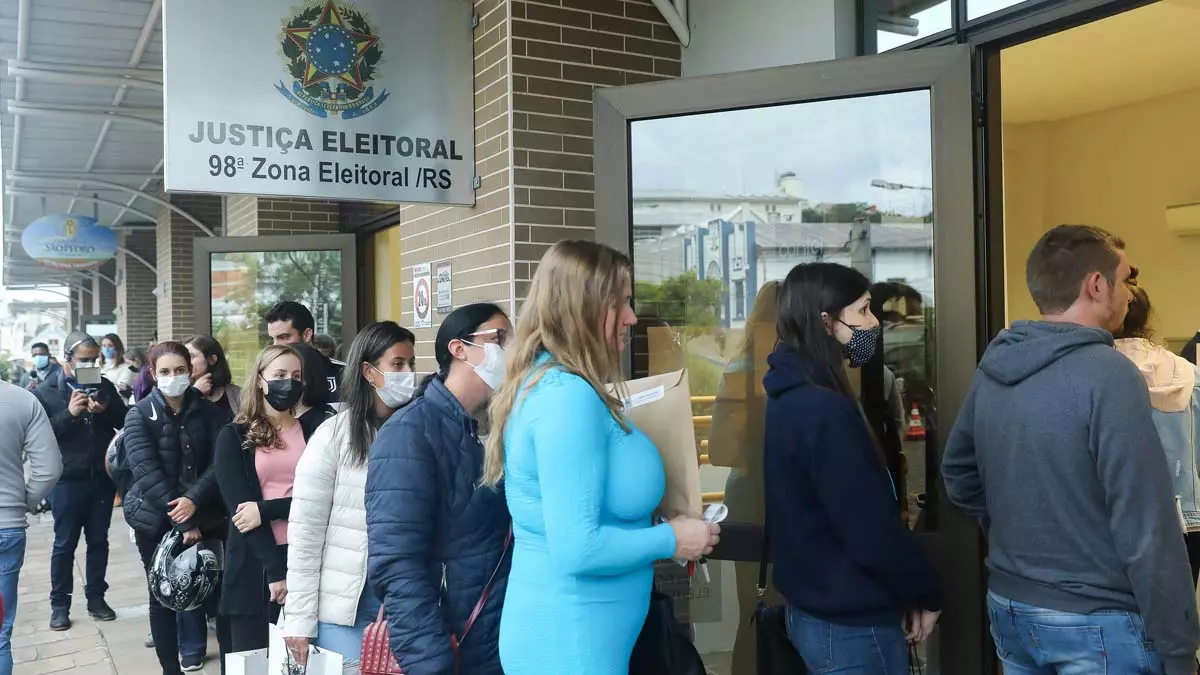 Os ministros do Tribunal Superior Eleitoral (TSE) conheceram, de forma unânime, de consulta que indagava sobre a proibição da circulação