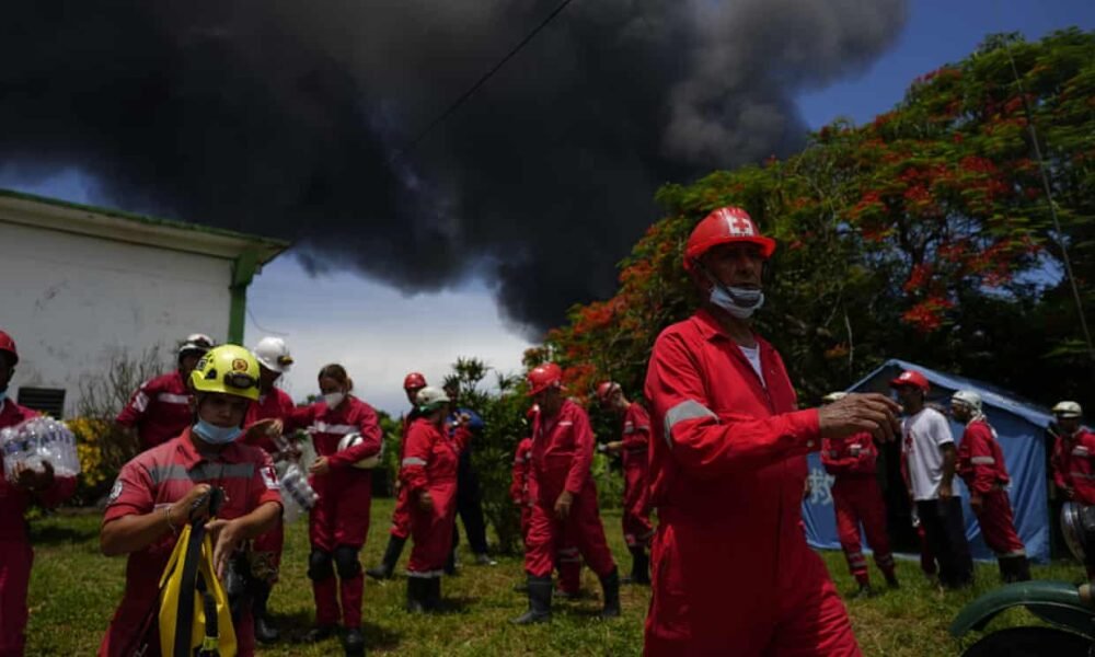 Um incêndio iniciado por um raio atingiu uma instalação de armazenamento de petróleo na cidade cubana de Matanzas,