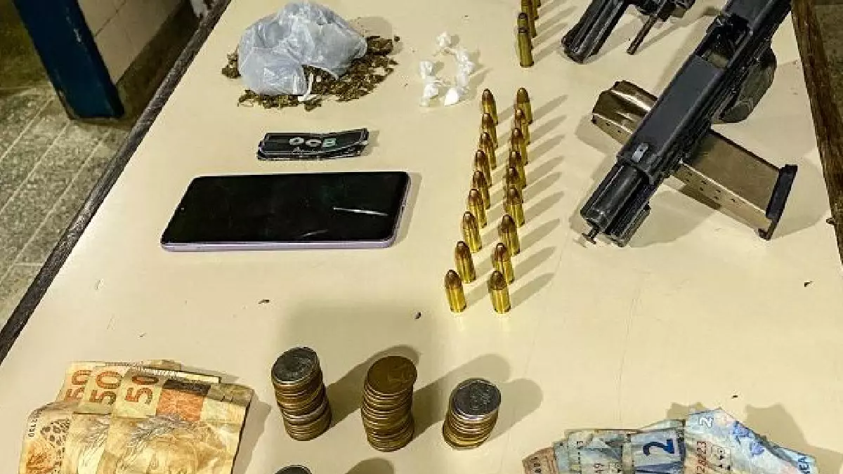 Guarnições da 33ª Companhia Independente da Polícia Militar (CIPM), após denúncia anônima, apreenderam duas armas de