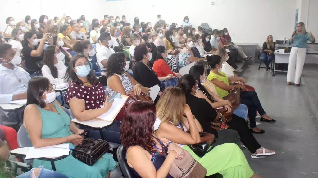 (Uefs) promoveu nesta quinta-feira (11) uma sessão científica para discutir a situação epidemiológica da Covid-19 e da varíola dos macacos