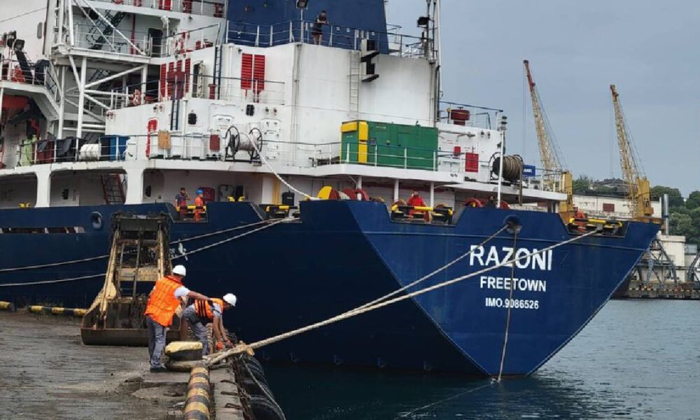 Um navio que transportava grãos ucranianos deixou o porto de Odessa na manhã de segunda-feira (1º) com destino ao Líbano,