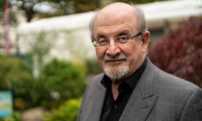 O escritor Salman Rushdie permanece em um respirador após ser atacado no palco em um evento no oeste do estado de Nova