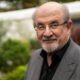 O escritor Salman Rushdie permanece em um respirador após ser atacado no palco em um evento no oeste do estado de Nova