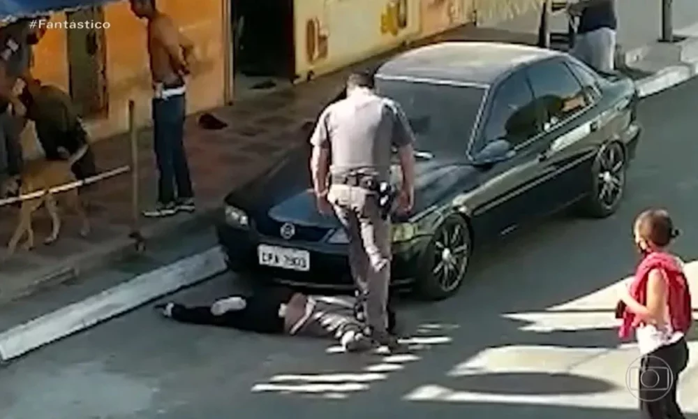 A Justiça Militar de São Paulo absolveu na terça-feira (23) o soldado da Polícia Militar João Paulo Servato, filmado pisando no pescoço de uma mulher negra em uma ação da PM em Parelheiros, bairro no extremo sul da capital paulista. As informações foram reveladas pelo G1.