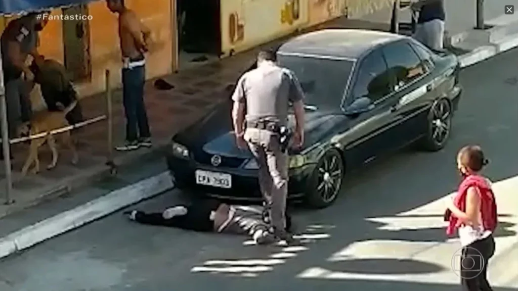 A Justiça Militar de São Paulo absolveu na terça-feira (23) o soldado da Polícia Militar João Paulo Servato, filmado pisando no pescoço de uma mulher negra em uma ação da PM em Parelheiros, bairro no extremo sul da capital paulista. As informações foram reveladas pelo G1.