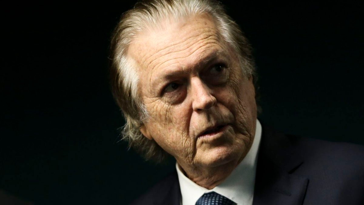 O presidente nacional do partido União Brasil e deputado federal, Luciano Bivar, anunciou no domingo (31) a desistência da candidatura à Presidência da República. O anúncio foi feito durante convenção da legenda no Recife, sua cidade nata.