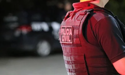 A Polícia Civil deflagrou nesta quinta-feira (18) uma mega operação em Salvador e Região Metropolitana. Mais de 130 policiais civis cumprem mandados para reprimir fraudes cometidas mediante negociações de vendas de imóveis e veículos. 