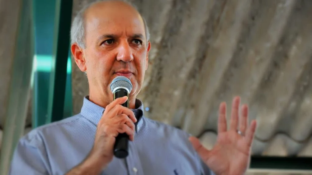 O ministro Gurgel de Faria, do Superior Tribunal de Justiça (STJ), decidiu nesta segunda-feira (1°) restabelecer a suspensão dos direitos políticos de José Roberto Arruda, ex-governador do Distrito Federal. Com a medida, o político fica impedido de concorrer nas eleições de outubro.