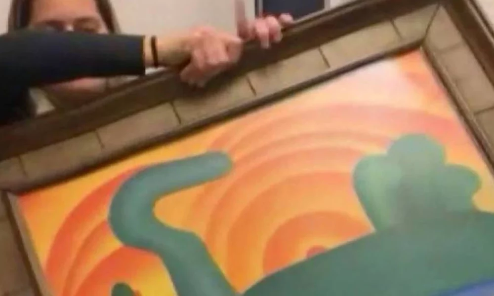 Uma mulher foi presa no Rio de Janeiro por suspeita de roubar da própria mãe mais de R$ 720 milhões em obras de arte. Entre os quadros estão obras de Tarsila do Amaral e Di Cavalcanti. Também foram roubadas joias e feitas transferências bancárias. A idosa tinha 82 anos e foi mantida em cárcere privado por cerca de um ano.