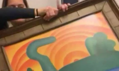 Uma mulher foi presa no Rio de Janeiro por suspeita de roubar da própria mãe mais de R$ 720 milhões em obras de arte. Entre os quadros estão obras de Tarsila do Amaral e Di Cavalcanti. Também foram roubadas joias e feitas transferências bancárias. A idosa tinha 82 anos e foi mantida em cárcere privado por cerca de um ano.