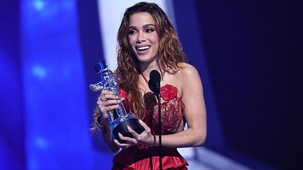 A cantora pop Anitta tornou-se neste domingo (28), a primeira artista brasileira a ser premiada no Video Music Awards 2022 (VMAs), realizado pela MTV em Nova Jersey, nos EUA. A cantora ganhou na categoria Melhor Clipe de Música Latina com o hit "Envolver", que já havia lhe rendido um registro no Livro dos Recordes como "primeiro artista latino solo a alcançar o primeiro lugar no Spotify".