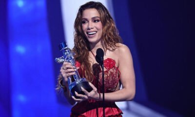 A cantora pop Anitta tornou-se neste domingo (28), a primeira artista brasileira a ser premiada no Video Music Awards 2022 (VMAs), realizado pela MTV em Nova Jersey, nos EUA. A cantora ganhou na categoria Melhor Clipe de Música Latina com o hit "Envolver", que já havia lhe rendido um registro no Livro dos Recordes como "primeiro artista latino solo a alcançar o primeiro lugar no Spotify".