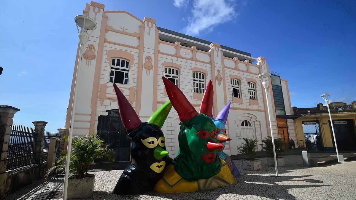 A programação diversificada contempla visita guiada temática, apresentações musicais, de dança, oficinas, exposições, stand up comedy, atividades para criançada e bate-papos sobre fotografia e história da música baiana.