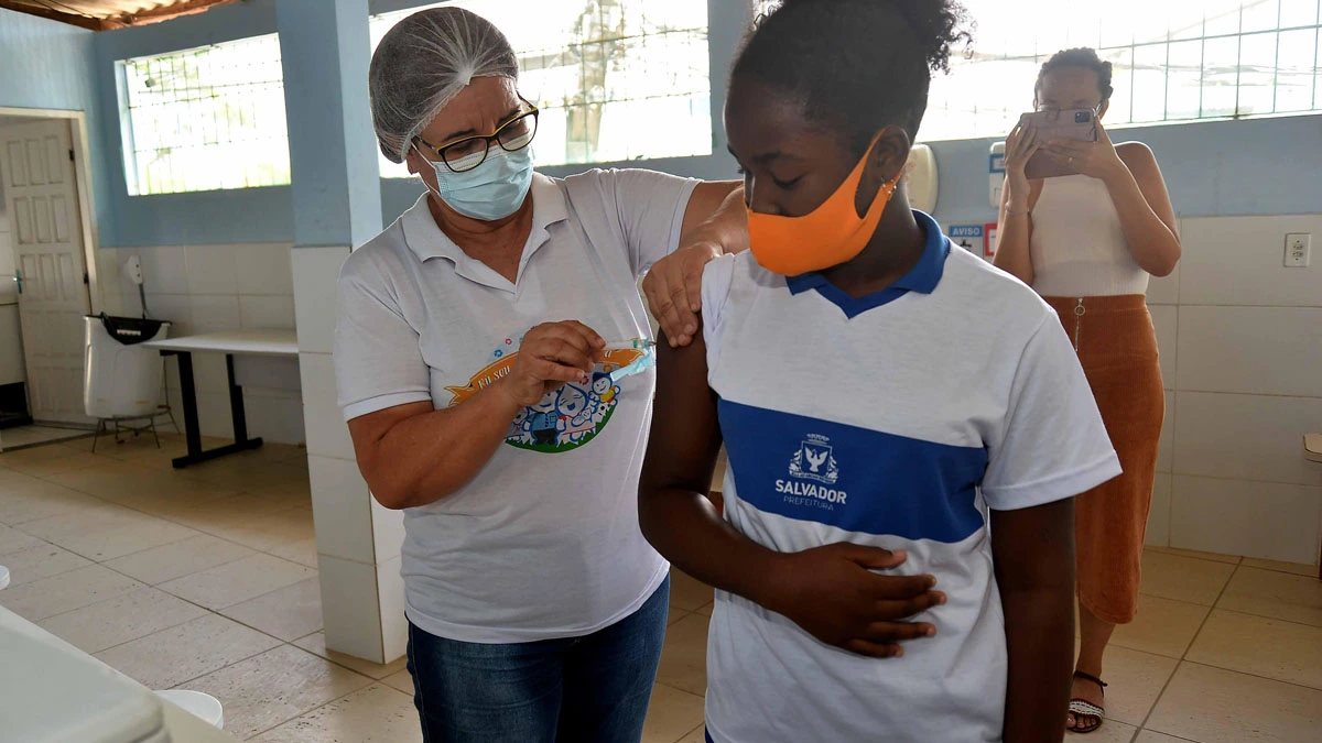 A vacinação da 4ª dose da contra a Covid-19 para pessoas com 18 anos ou mais, em Salvador, segue nesta segunda-feira (12) em esquema “Liberou Geral”. A estratégia “Liberou Geral” contempla também a aplicação da 1ª, 2ª e 3ª para indivíduos com 18 anos ou mais, independentemente de ser residente do município, ou seja, mesmo não morando em Salvador ou não tendo tomado as doses aqui, o cidadão será contemplado. O único requisito é ter o cartão SUS vinculado a algum município do estado da Bahia.