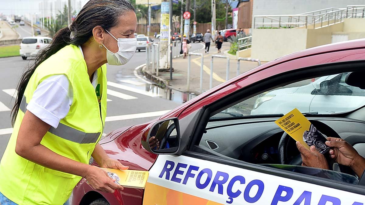 agentes da Gerência de Educação para o Trânsito (Gedut), da Superintendência de Trânsito de Salvador (Transalvador),