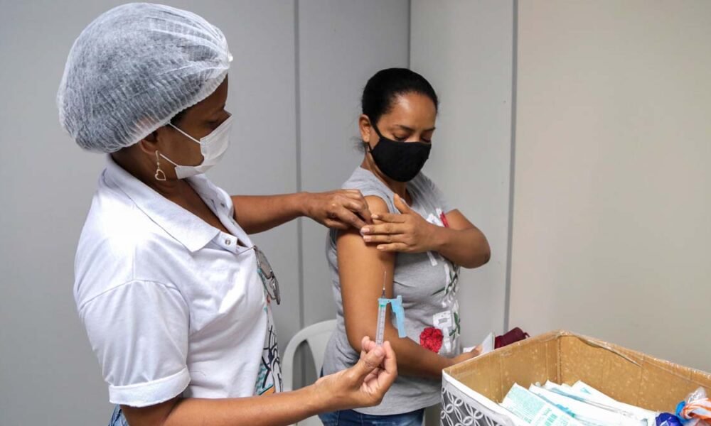 As campanhas de vacinação contra Covid-19, Influenza (gripe), pólio e multivacinação estarão suspensas neste sábado (3) e domingo (4)