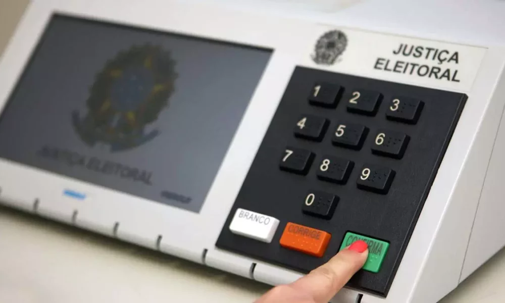 O Tribunal Superior Eleitoral (TSE) encaminhou 989 urnas eletrônicas ao exterior para as Eleições 2022. Existem hoje, no exterior, 697 mil