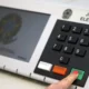 O Tribunal Superior Eleitoral (TSE) encaminhou 989 urnas eletrônicas ao exterior para as Eleições 2022. Existem hoje, no exterior, 697 mil