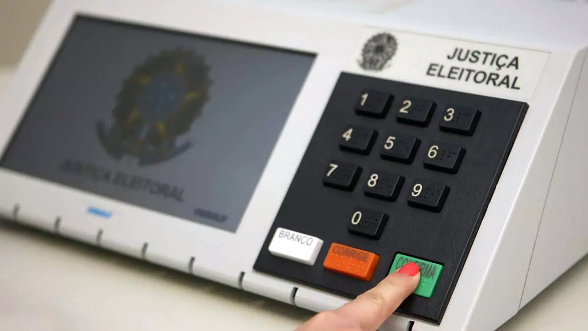 O Tribunal Superior Eleitoral (TSE) encaminhou 989 urnas eletrônicas ao exterior para as Eleições 2022. Existem hoje, no exterior, 697 mil