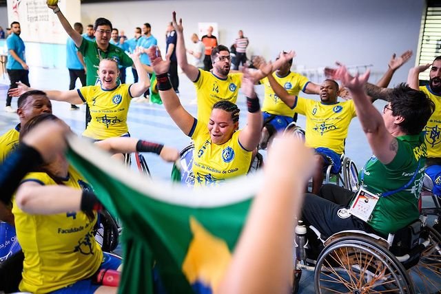 O Brasil fez história neste domingo (25) ao conquistar a primeira edição do Mundial de Handebol de Cadeira de Rodas (HCR4), o primeiro chancelado pela Federação Internacional de Handebol (IHF), que foi disputado no Dr Hassan Moustafa Sports Hall, no Cairo (Egito). As informações são da Agência Brasil.