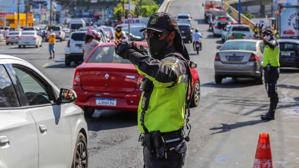 Para o primeiro turno das eleições que acontecerá no domingo (2), a Prefeitura de Salvador montou uma operação especial de trânsito e transporte na cidade. A Superintendência de Trânsito de Salvador (Transalvador) vai mobilizar cerca de 110 agentes em 60 viaturas e motos, bem como a pé ou por meio do videomonitoramento, garantindo segurança viária e fluidez ao trânsito, seja em auxílio às atividades do Tribunal Regional Eleitoral (TRE) ou para atender às demandas dos eleitores. 