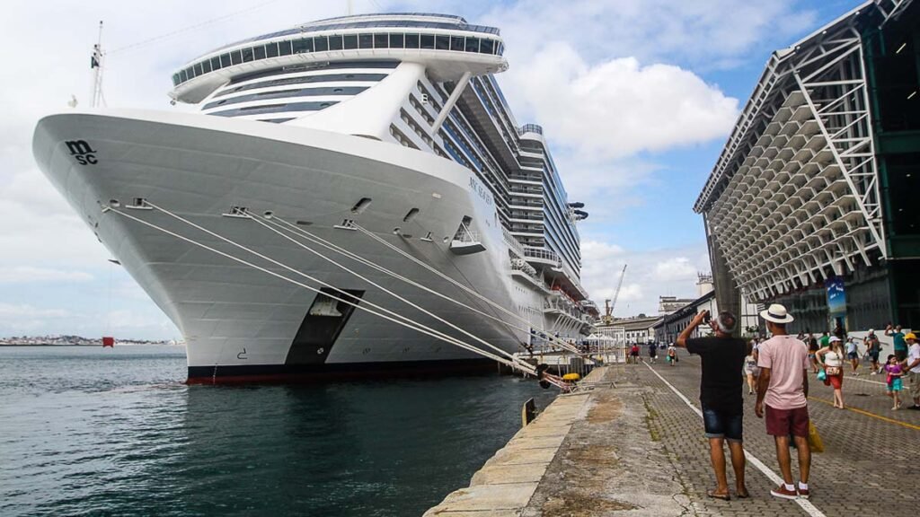 A Agência Nacional de Vigilância Sanitária (Anvisa) flexibilizou regras para embarque, desembarque e transporte de viajantes em navios de cruzeiro vigentes desde o surgimento da pandemia de covid-19. A queda do número de casos e mortes pela doença no Brasil motivou a revisão.