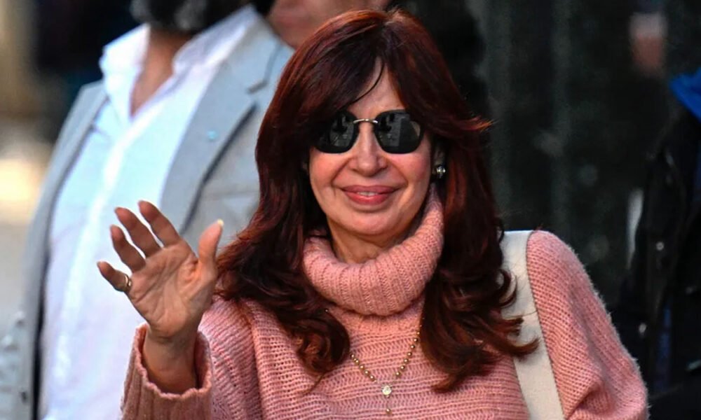 A Justiça da Argentina decretou prisão preventiva de Fernando Sabag Montiel, acusado de tentar disparar contra a vice-presidente Cristina Kirchner, e de Brenda Uliarte, namorada de Montiel e apontada como responsável por planejar o atentado frustrado, no dia 1º de setembro. Ambos estavam em prisão provisória, e agora veem a gravidade das acusações aumentar.