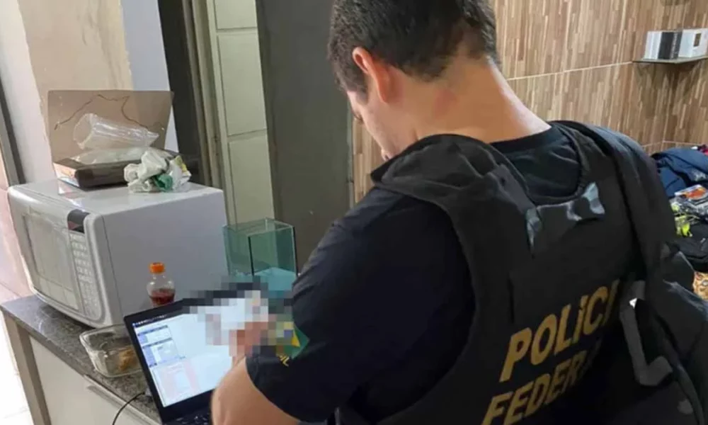 Um homem de 40 anos foi preso em flagrante com armazenamento de pornografia de menores e até recém-nascidos.