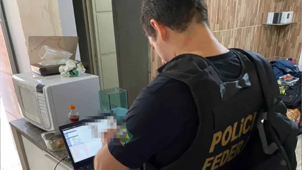 Um homem de 40 anos foi preso em flagrante com armazenamento de pornografia de menores e até recém-nascidos.