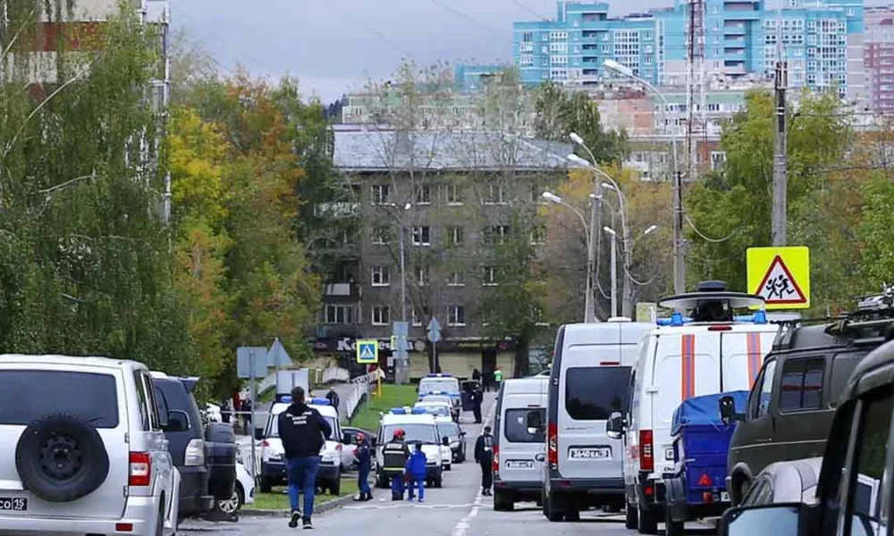 Ao menos 13 pessoas morreram após um atirador abrir fogo em uma escola no centro da Rússia nesta segunda-feira (26). A maioria das vítimas eram crianças. Outras 20 ficaram feridas, segundo a polícia.