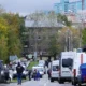 Ao menos 13 pessoas morreram após um atirador abrir fogo em uma escola no centro da Rússia nesta segunda-feira (26). A maioria das vítimas eram crianças. Outras 20 ficaram feridas, segundo a polícia.