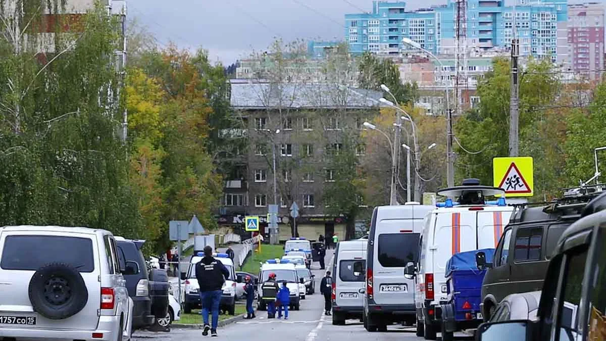 Ao menos 13 pessoas morreram após um atirador abrir fogo em uma escola no centro da Rússia nesta segunda-feira (26). A maioria das vítimas eram crianças. Outras 20 ficaram feridas, segundo a polícia.