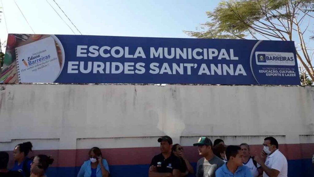 Uma aluna cadeirante, identificada como Jeane da Silva Brito, de 20 anos, morreu na manhã desta segunda-feira (26) durante um ataque a tiros a uma escola municipal em Barreiras, no oeste da Bahia. Um jovem invadiu o local com uma arma de fogo e um facão, e atirou contra os alunos. Não há informações sobre a motivação do crime. As informações são do G1.