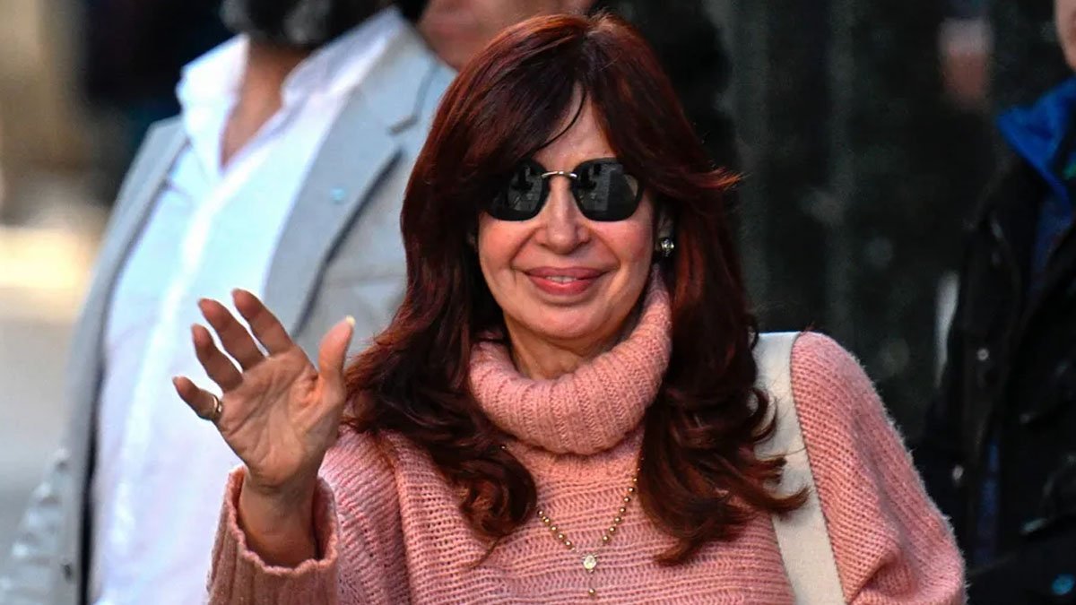 A Justiça da Argentina decretou prisão preventiva de Fernando Sabag Montiel, acusado de tentar disparar contra a vice-presidente Cristina Kirchner, e de Brenda Uliarte, namorada de Montiel e apontada como responsável por planejar o atentado frustrado, no dia 1º de setembro. Ambos estavam em prisão provisória, e agora veem a gravidade das acusações aumentar.