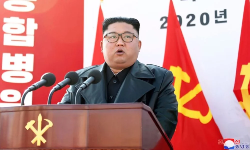 A Coreia do Norte aprovou na quinta-feira (8) uma lei que regulamenta o direito de usar armas nucleares para se proteger de inimigos externos. Em discurso na Assembleia Popular Suprema –Legislativo do país–, o líder norte-coreano, Kim Jong-un, disse que a legislação é irreversível e impede eventuais negociações por desnuclearização.