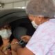 A Prefeitura Municipal de Salvador, por meio da Secretaria de Saúde, segue com a vacinação da 4ª dose contra a Covid-19 para pessoas com 18