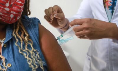 A vacinação da 4ª dose contra a Covid-19 para pessoas com 18 anos ou mais, em Salvador, acontece nesta quatra-feira (21) em esquema “Liberou Geral”. A estratégia “Liberou Geral” contempla também a aplicação da 1ª, 2ª e 3ª para indivíduos com 18 anos ou mais, independentemente de ser residente do município, ou seja, mesmo não morando em Salvador ou não tendo tomado as doses aqui, o cidadão será contemplado. O único requisito é ter o cartão SUS vinculado a algum município do estado da Bahia.