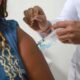 A Prefeitura de Salvador, através da Secretaria Municipal da Saúde (SMS), segue com a vacinação da 5ª dose de reforço exclusivamente para pes