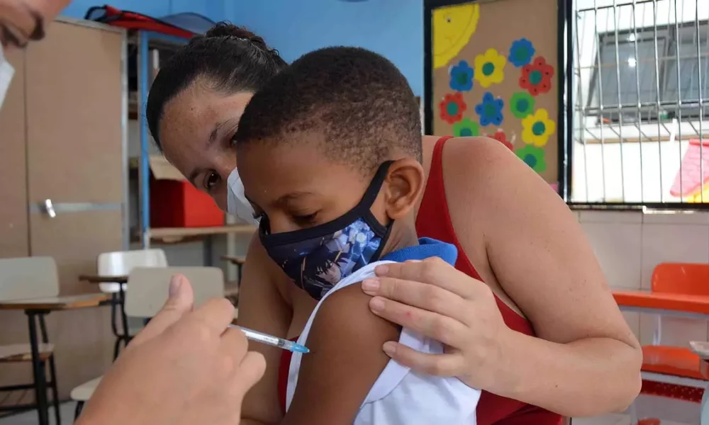 segue, nesta terça-feira (13), com a estratégia de busca ativa para imunização contra pólio e multivacinação em escolas da capital. Durante