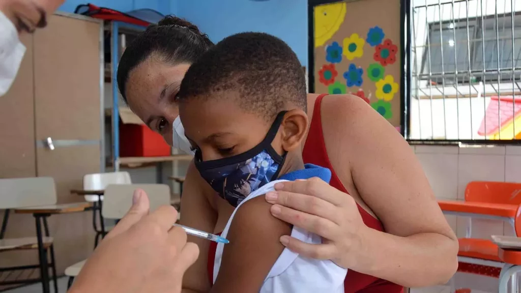 segue, nesta terça-feira (13), com a estratégia de busca ativa para imunização contra pólio e multivacinação em escolas da capital. Durante