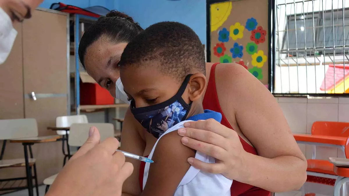 segue, nesta terça-feira (13), com a estratégia de busca ativa para imunização contra pólio e multivacinação em escolas da capital. Durante