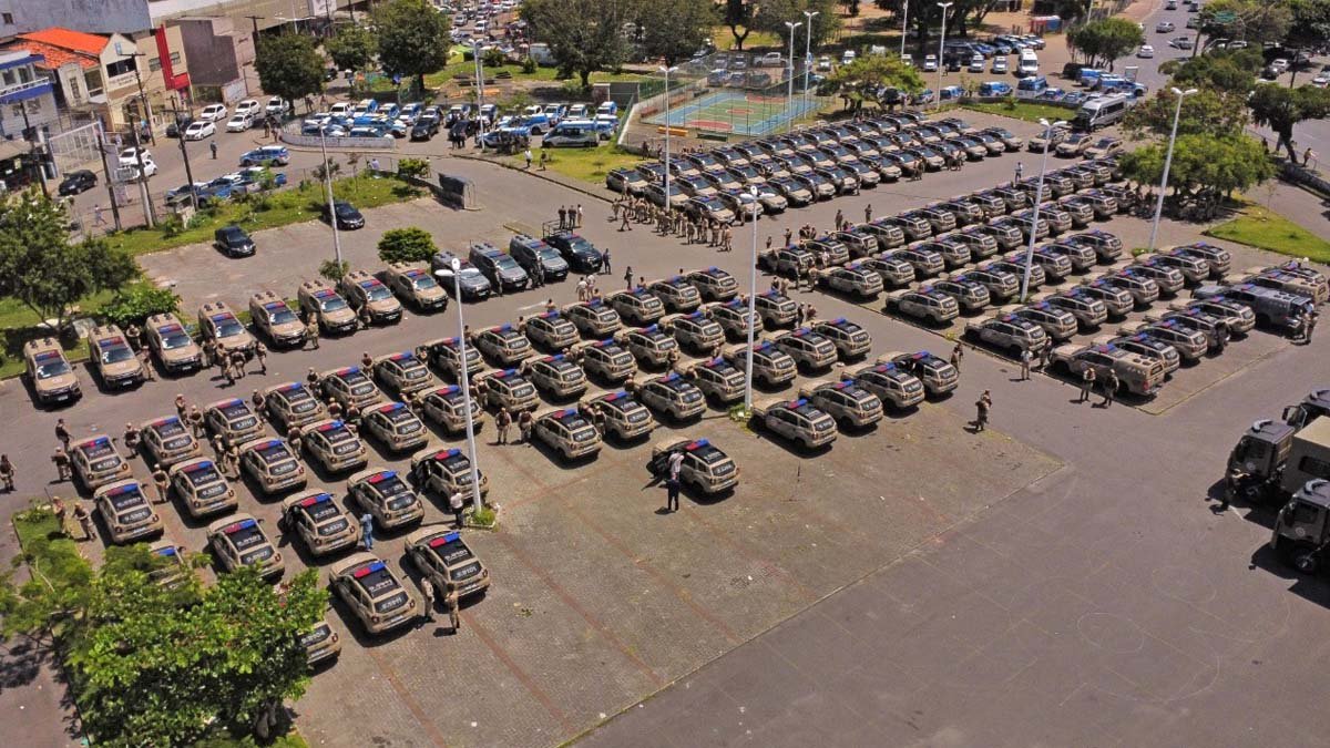cores de veículos da corporação, 168 viaturas foram entregues, na manhã desta sexta-feira (14), pelo Estado da Bahia, para a Polícia Militar