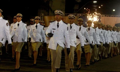 A Polícia Militar da Bahia (PMBA) formou na noite desta segunda-feira (5) 78 aspirantes do curso de formação de oficiais auxiliares, na Vila Policial Militar do Bonfim, em Salvador. A solenidade contou com a presença do governador Rui Costa, do comandante-geral da PMBA, coronel Paulo Coutinho e outras autoridades.