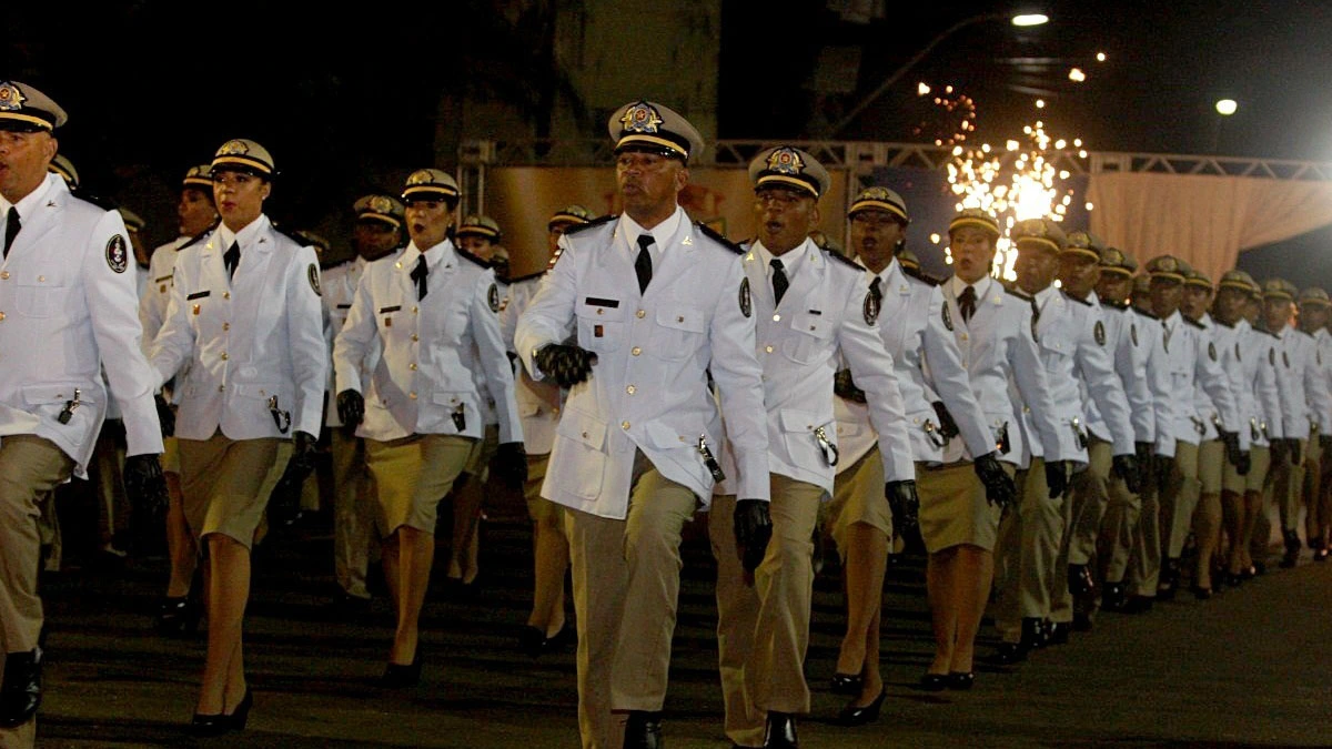 A Polícia Militar da Bahia (PMBA) formou na noite desta segunda-feira (5) 78 aspirantes do curso de formação de oficiais auxiliares, na Vila Policial Militar do Bonfim, em Salvador. A solenidade contou com a presença do governador Rui Costa, do comandante-geral da PMBA, coronel Paulo Coutinho e outras autoridades.