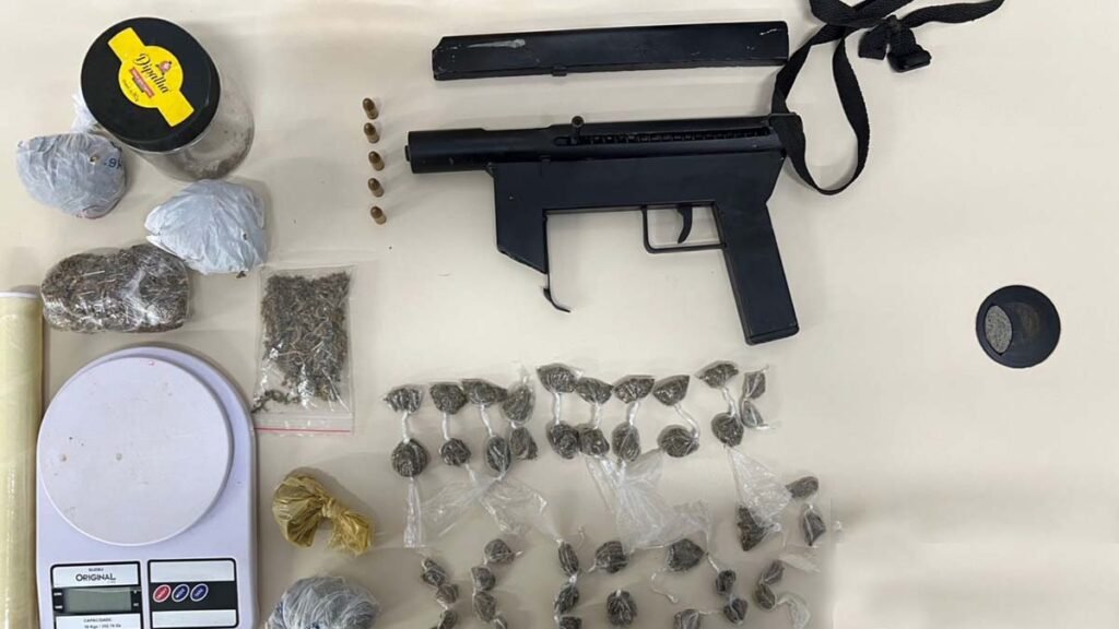 Uma submetralhadora calibre 9mm foi apreendida por guarnições da 65ª Companhia Independente da Polícia Militar (CIPM/Feira