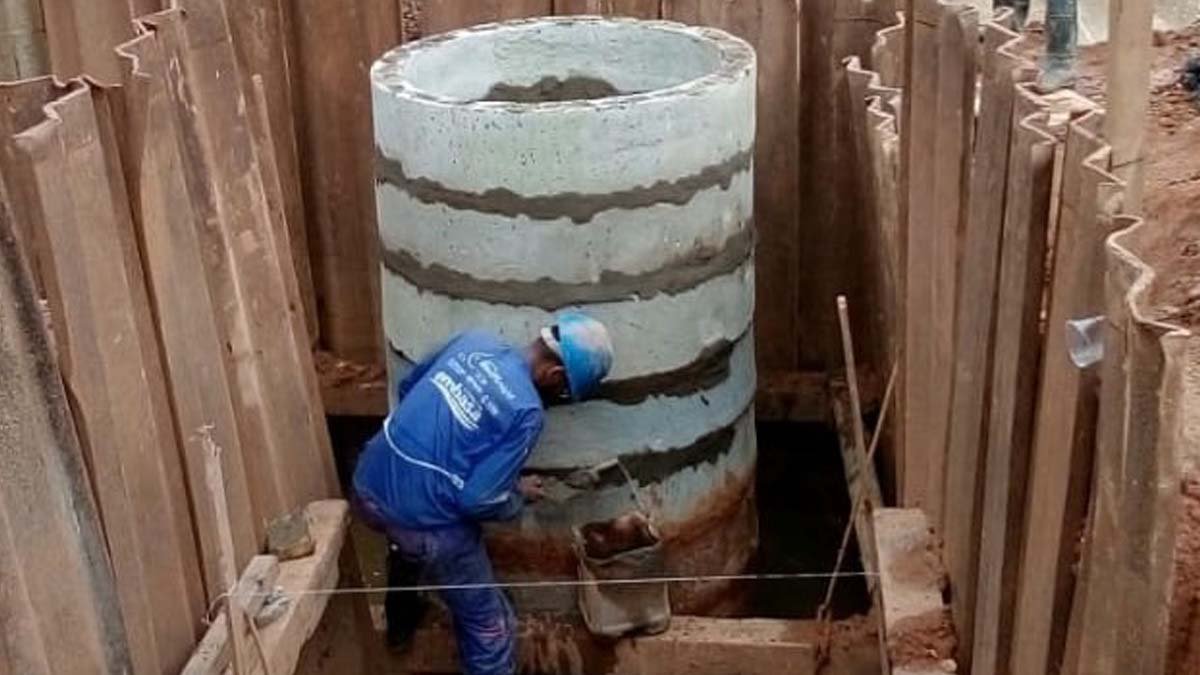 As redes e ramais prediais que coletam e transportam esgoto doméstico para a estação de bombeamento da Rua do Ouro, em