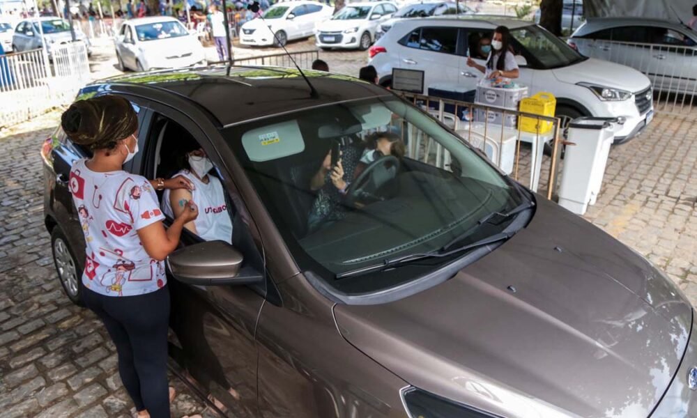 A Prefeitura Municipal de Salvador, por meio da Secretaria de Saúde, segue com a estratégia de vacinação com a 4ª dose contra a Covid-19 para