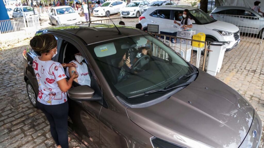 A Prefeitura Municipal de Salvador, por meio da Secretaria de Saúde, segue com a estratégia de vacinação com a 4ª dose contra a Covid-19 para