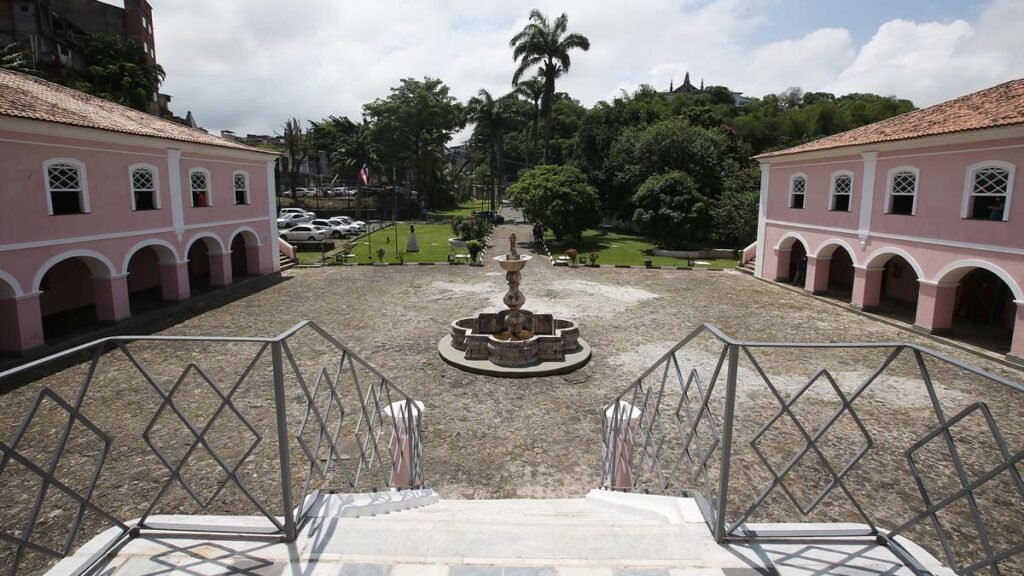 O Estado da Bahia, diante da importância reconhecida do Arquivo Público, vem a público informar que houve desistência pelo proponente