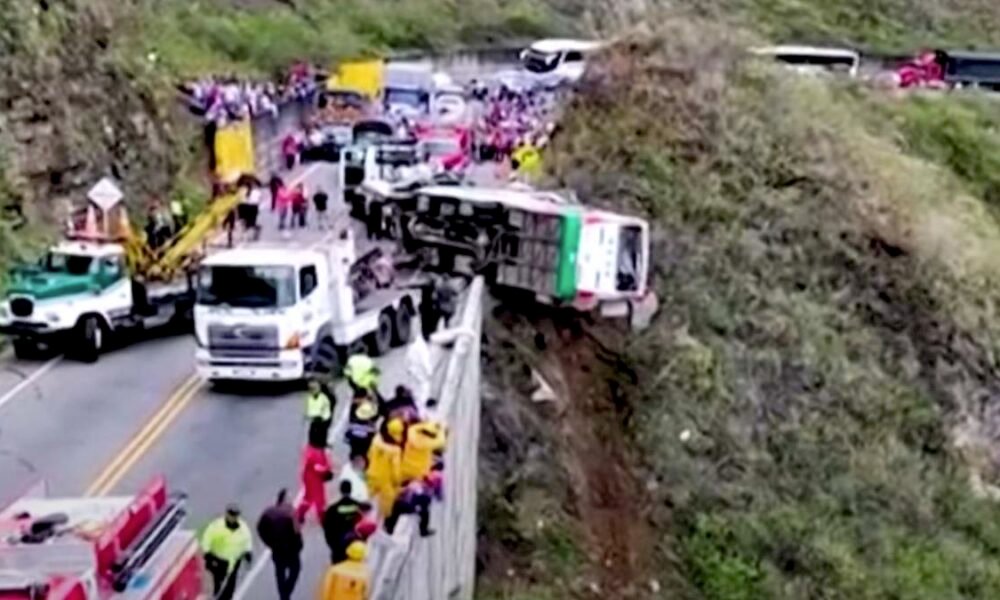 Pelo menos 20 pessoas morreram e 14 ficaram feridas depois que um ônibus caiu em uma estrada na Colômbia no sábado (15), disse a polícia.